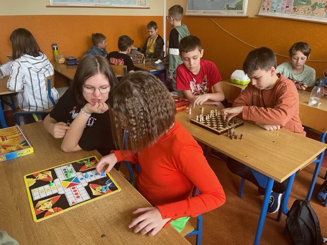 uczniowie grają w gry planszowe