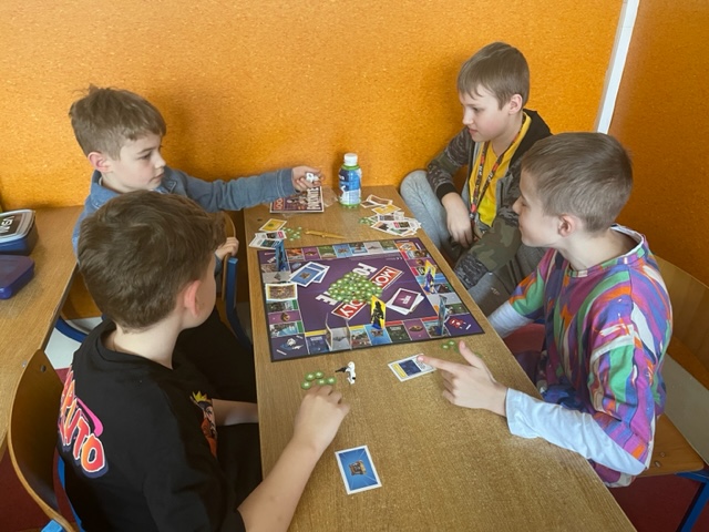 uczniowie grają w planszówki