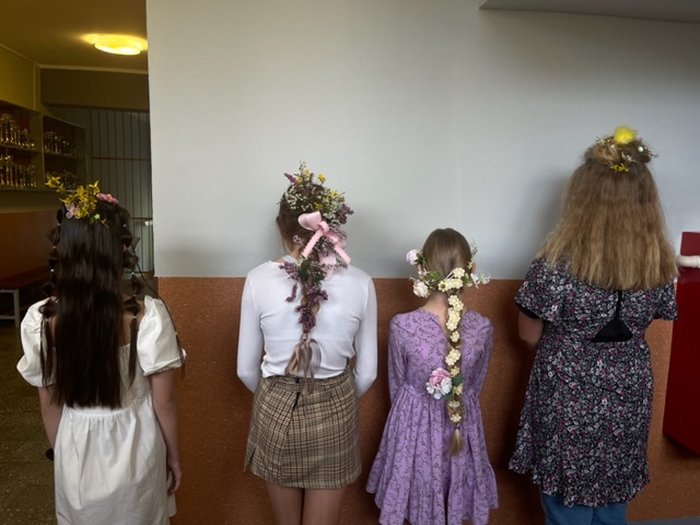 uczniowie prezentują wiosenne fryzury