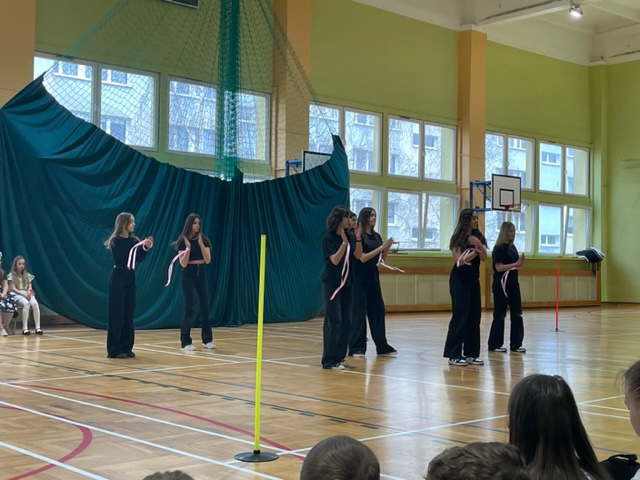 uczniowie tańczą podczas uroczystości pierwszego dnia wiosny