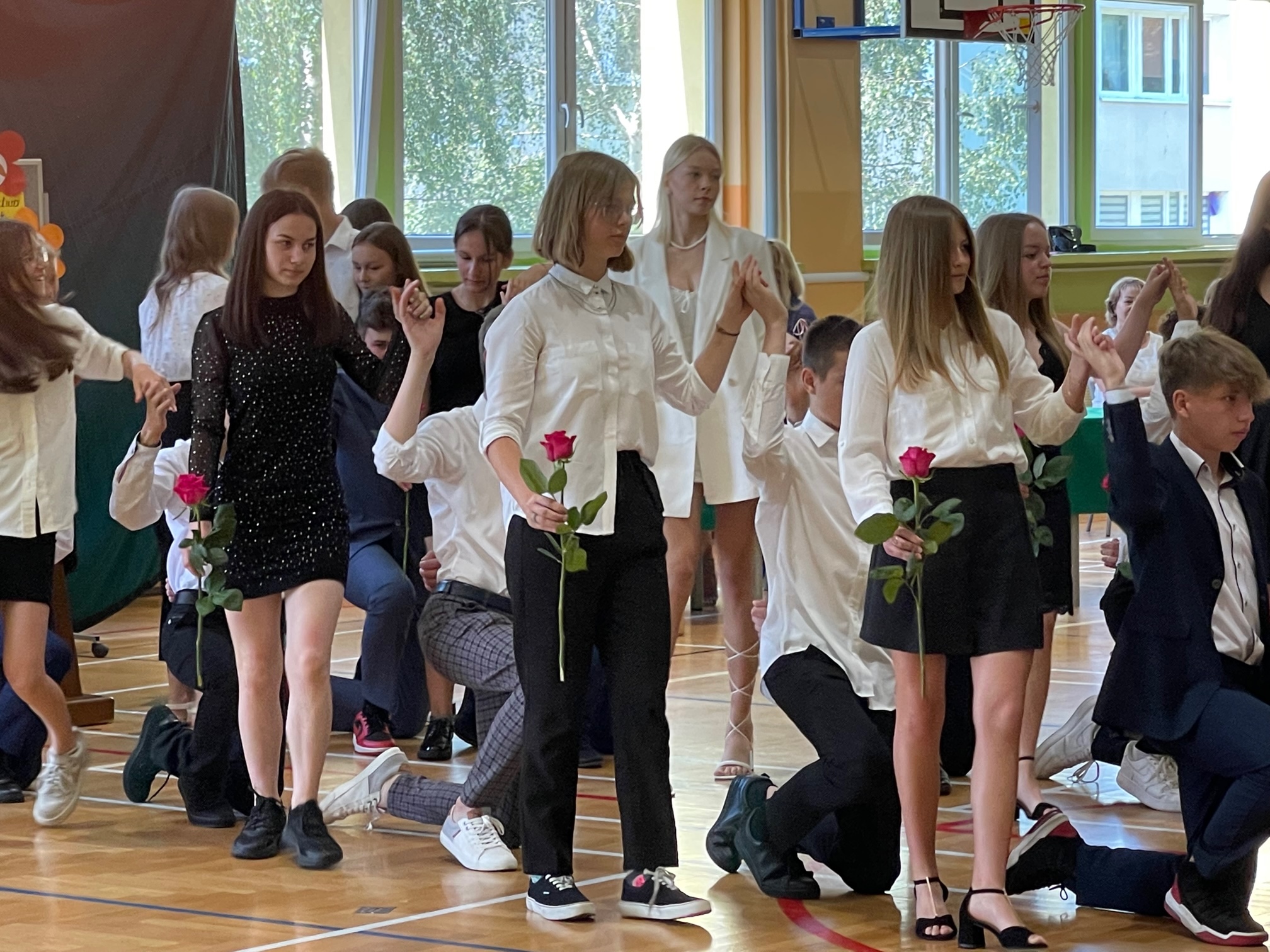 Uczniowie klas 8 tańczą poloneza.
