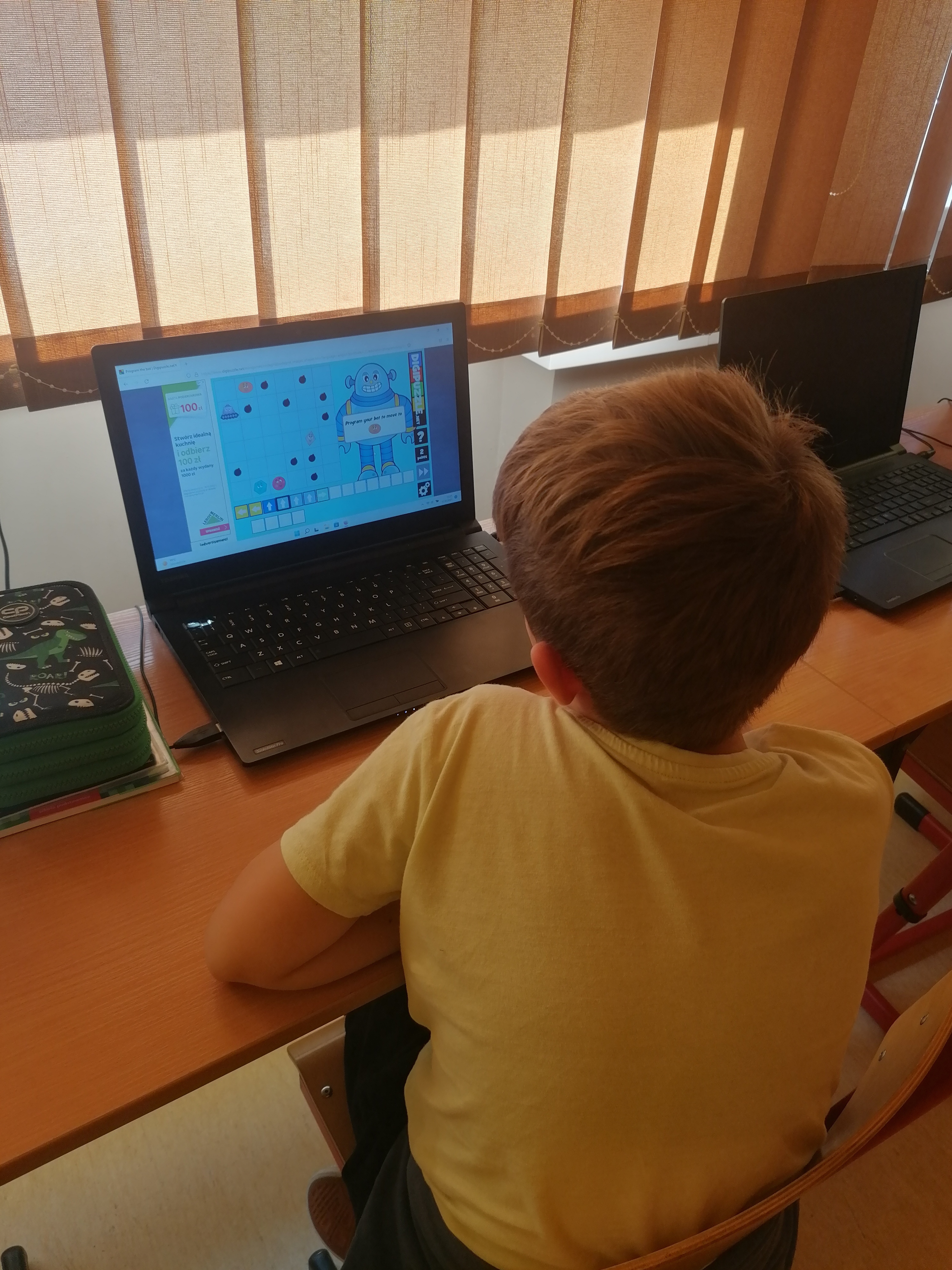 Dzieci w gabinecie nr 18 programują