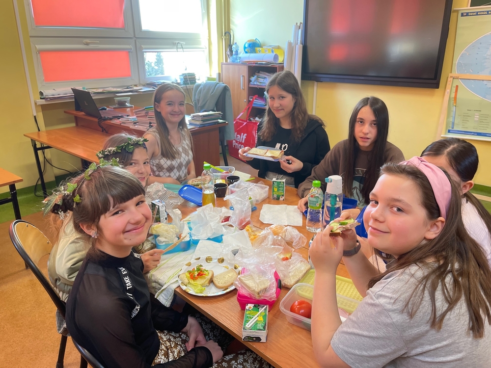 Uczniowie spożywają śnidanie