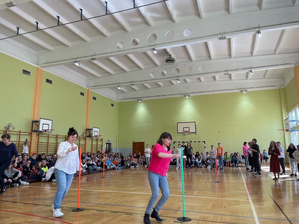 Nauczyciele biorą udział w konkursie sportowym