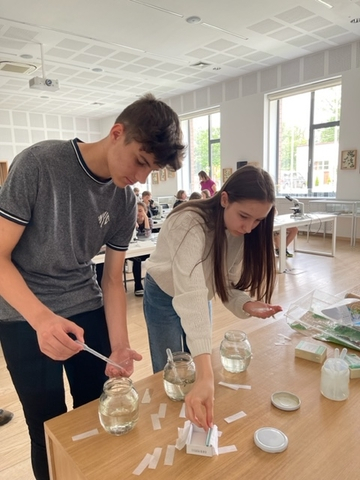 Laboratorium, Kuba i Maja pobierają próbki wody.